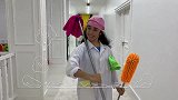 小屁孩假装扮演可爱的管家（爸爸和妹妹很捣蛋）