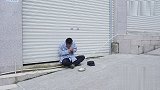 四川方言：讨口子路边要钱，旁边长腿美女能笑一年