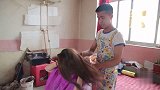 小伙开理发店遇刁蛮美女，直接给美女扎了两个辫子，太逗了