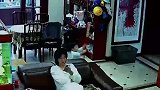妈妈坐沙发上玩手机，结果被儿子“当头一棒”打懵