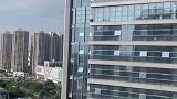 这兄弟怎么还蹲在阳台外面呢？