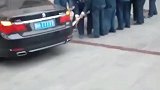 霸道老哥把违停在车库门口，不料遇上保安大队！