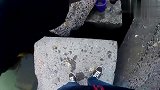 这个地方堪称钓鱼圣地 石缝钓鱼根本停不下来