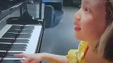 孙莉晒出女儿弹钢琴的视频，小奶音太可爱啦！