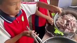 姐弟俩放学回家就忙着炒菜，真的太好吃了
