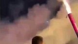 男子燃放“加特林”烟花一众城管灭火器压制