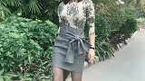 50岁的丈母娘，紧身包臀裙配上高跟鞋，还是那么有韵味！