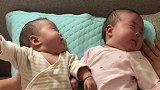 双胞胎宝宝躺在床上，不料妹妹喊了一声哎呀，妈妈都被逗笑了！