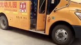 上学送上车，放学会准时接，狗狗比父母还操心