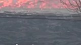 在暴怒的熔岩流面前，两个人手足无措，看着都揪心！