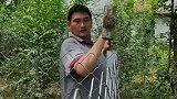 大衣哥在后院做围栏，身价千万的他还亲力亲为，最接地气的明星！