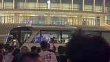 球迷赛后对着广厦大巴车齐声高呼：谢谢孙铭徽！