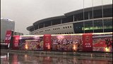 国足-17年-贺龙体外现巨型助威海报 球迷誓言同国足一起战斗-新闻