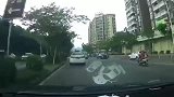 变道就变道嘛，打着转向灯，又不提速，最后强行变道，翻车了！