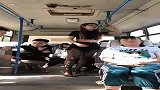 大妈坐公交车时睡着了，接下来的一幕，为美女赞美