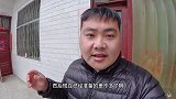 带垃圾桶里捡来流浪狗去打疫苗，全程一声不吭，细看眼里泪汪汪的
