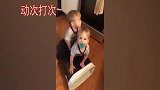 照顾双胞胎的父母，脑子时刻保持清醒，生怕喂错饭