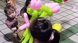 女子大冷天沿街卖气球