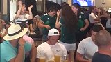 2-1赢球后墨西哥球迷开心了！几位小姐姐在酒吧载歌载舞