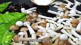 海肠小炒家常做法，四种配菜搭配海肠一起炒，营养丰富脆嫩爽口