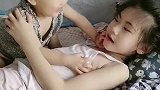 妹妹受委屈了，赶紧找姐姐求安慰