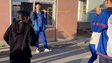 男同学带领着一堆女同学玩跳绳的搞笑操作，一看就是个高手啊！