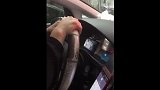 的姐开车看剧，反驳乘客称红灯才看