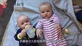 双胞胎弟弟踢腿，下一秒哥哥就学上了，这默契真不愧是双胞胎
