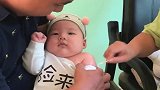三个月宝宝来医院打疫苗，没想到是如此淡定，不哭不闹可爱极了！