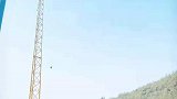 游客体验悬崖秋千吓得众人瑟瑟发抖