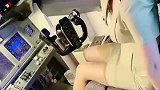第一次做女机长开的飞机，没想到却看到这一幕，我都觉得尴尬