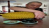 东北大哥又开始这样吃，一般人真接受不了，反正我是第一次见！