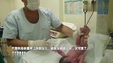 产房实拍体重秤上的新生儿，被医生倒提出来，太可爱了