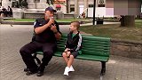 外国熊孩子和警察叔叔联手恶搞路人，把阿姨们吓得花容失色