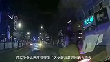 外卖小哥这速度，都撞出了火花，最后赶时间扬长而去！