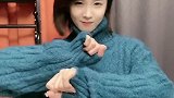 美女穿这件毛衣显得十分时尚舒适