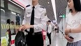 这个弟弟真的很好，但是他的女朋友很生气