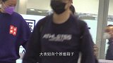 刘雯素颜现身机场难掩好气质 随便一走都是街拍大片也太会穿了