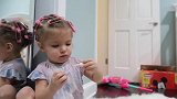 漂亮的双胞胎妹妹，拿着妈妈的化妆品，实在是太有趣！