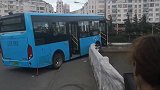 突发！大理一公交车与轿车碰撞后悬半空 路人：太恐怖了