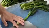 厨师将菜皮削掉，留下稚嫩的菜心