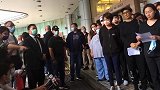 赌王病逝家人集体现身 二太紧挽儿子手臂 三太悲痛落泪需人搀扶
