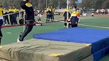 学校小姐姐参加跳高比赛时的搞笑操作！