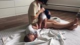 双胞胎宝宝哭闹，初为人母的全职妈妈这样应对，看着都累！