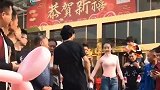 小姐姐跳的真带劲，一看就是练过的