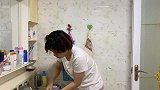 小伙又接到出差任务，媳妇边收拾衣服边鼓励，为了家庭放心打拼