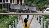两人扛着梯子过桥，结果就这样各走各的了！