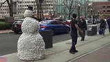 男子好奇街道有个雪人，正弯腰想观察，雪人突然动了!