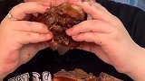 看胖姐啃大骨头真饿，太香了
