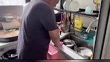 妈妈让爸爸刷锅刷碗，可爱爸爸悄悄报仇
